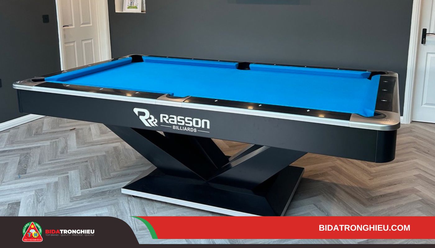 Bàn bida Rasson Victory II Plus có thiết kế sang trọng, bền bỉ, mặt bàn phẳng mịn và hệ thống cân bằng tự động