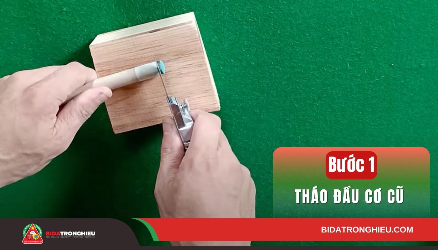 Bước 1 của thao tác thay đầu cơ bi-a: Dùng dao rọc giấy hoặc kéo nhỏ để cắt bỏ lớp đầu cơ bi-a cũ