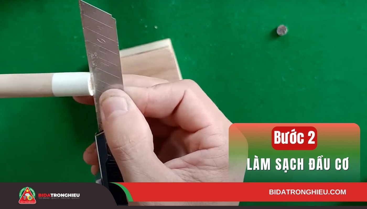 Bước 2 của cách thay đầu cơ bida: Dùng dao rọc giấy cào nhẹ để loại bỏ keo thừa và làm phẳng bề mặt đầu cơ bida